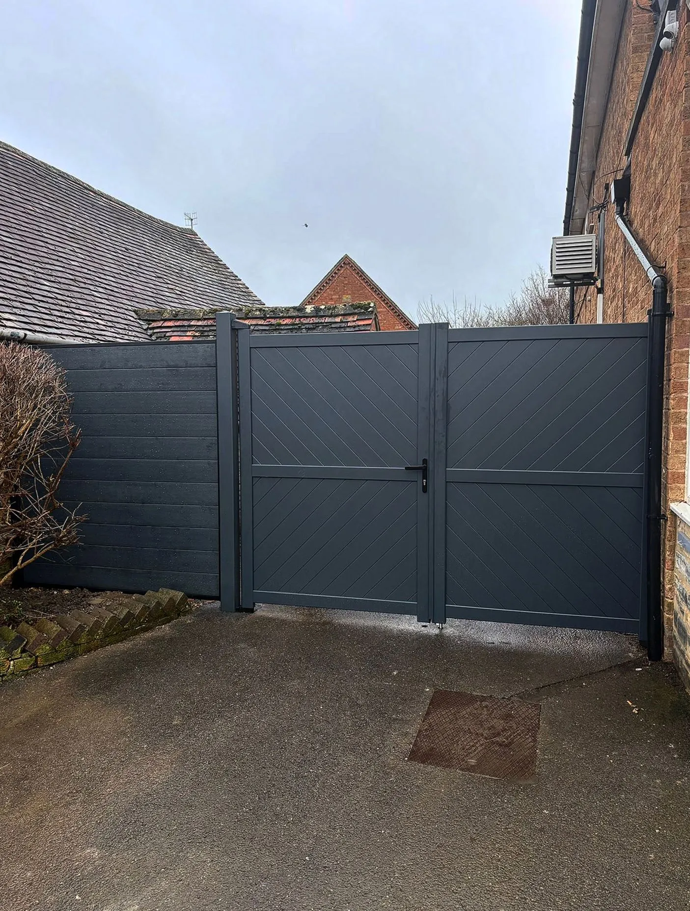 Gate repair service for a damaged swing gate
